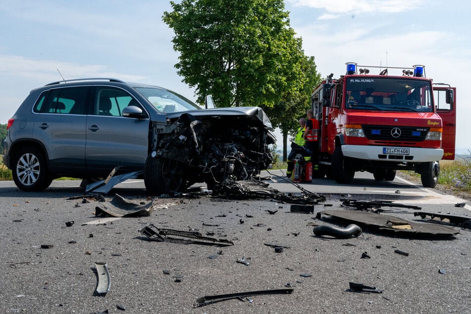 Das ist wohl ein Totalschaden: Der VW Tiguan hat große Teile seines Motorraums eingebüßt.