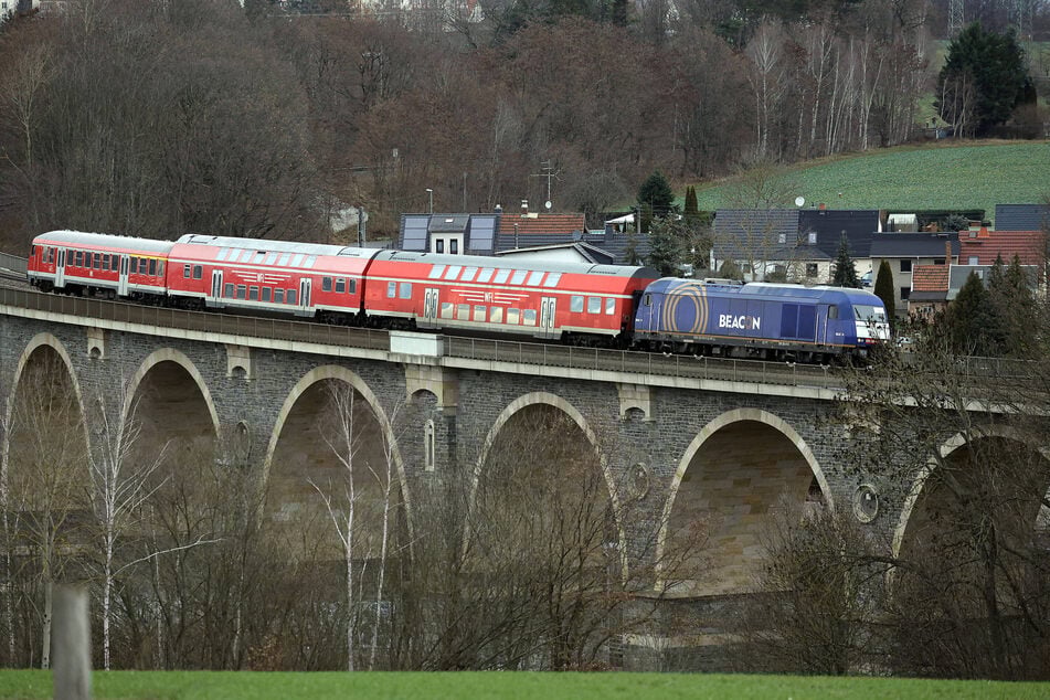 Eine mitteldeutsche Regiobahn auf dem Eisenbahnviadukt in Wittgensdorf bei Chemnitz.