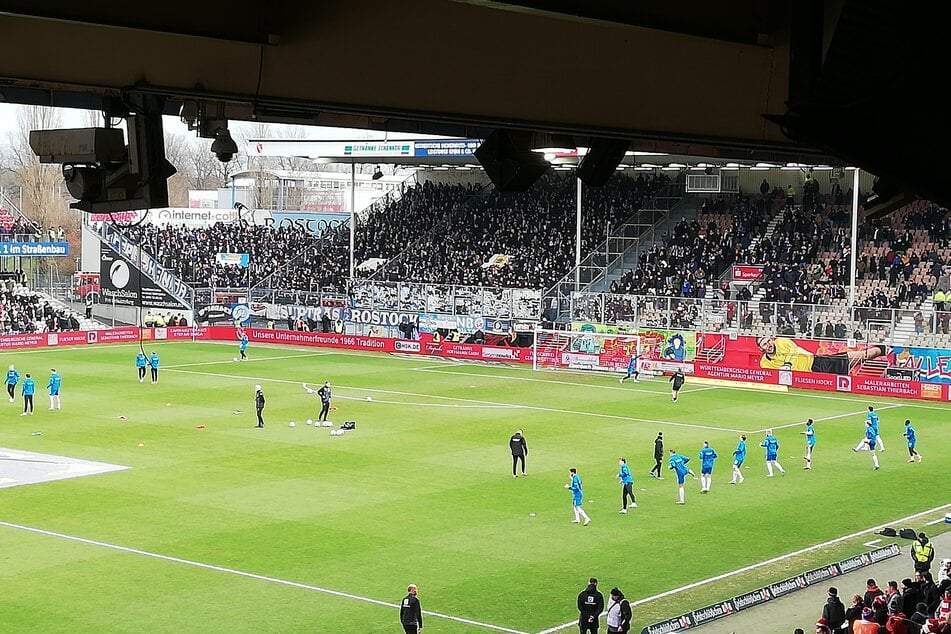 So sieht die Aufwärmung von Rostock aus. Im Hintergrund der rappelvolle Gästeblock.