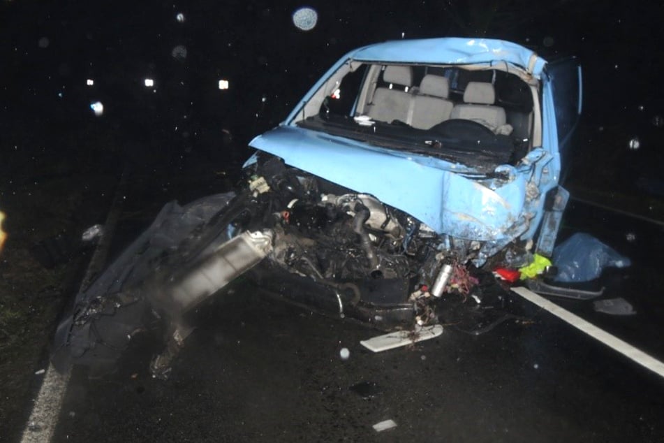 Der 27-jährige Fahrer des VW-Transporters wurde bei dem Unfall schwer verletzt.