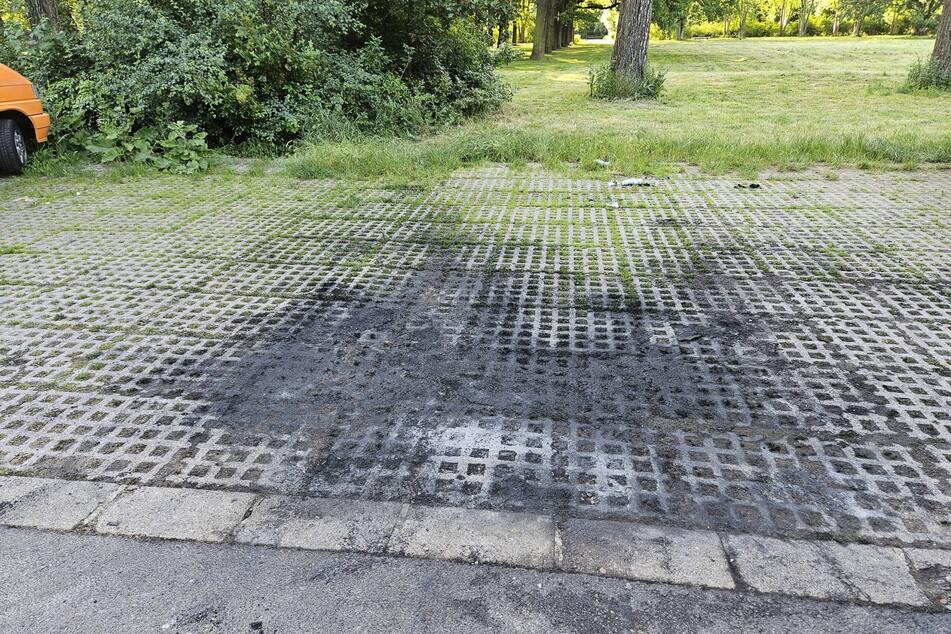 Auf diesem Parkplatz stand auch der Wohnwagen, in dem zum Zeitpunkt der Brandstiftung ein Mann geschlafen hatte.