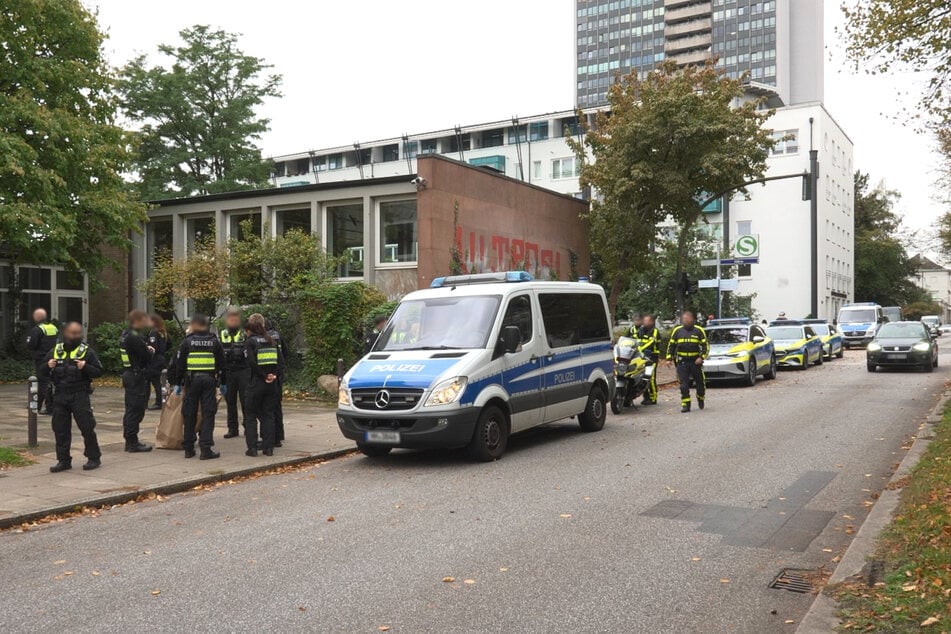 Die Polizisten sicherten in der Umgebung Spuren.