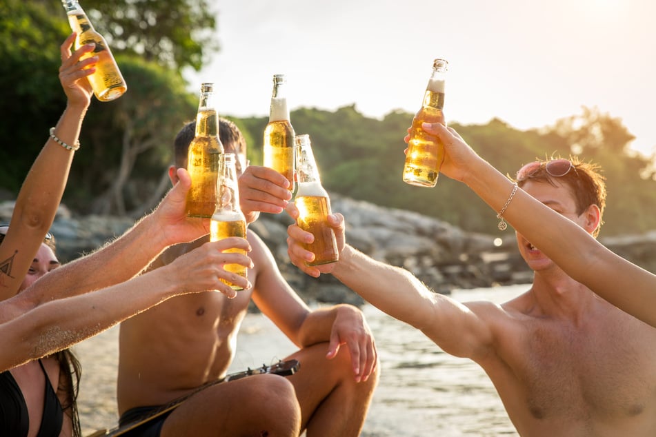 Alkohol kann beim Baden schnell zur Gefahr werden.
