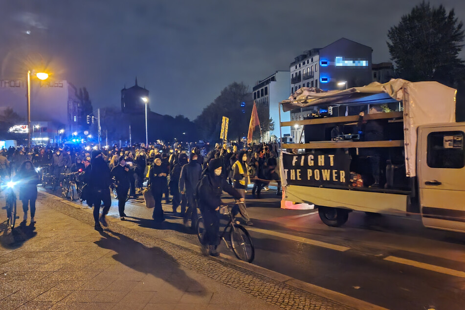 Hunderte Menschen wehrten sich mit einem Rave einmal mehr gegen die Räumung der Köpi-Wagenburg.
