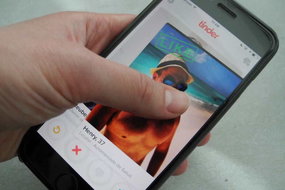 Tinder-Dates sind nach wie vor erlaubt - aber mit Vorsicht. (Symbolbild)