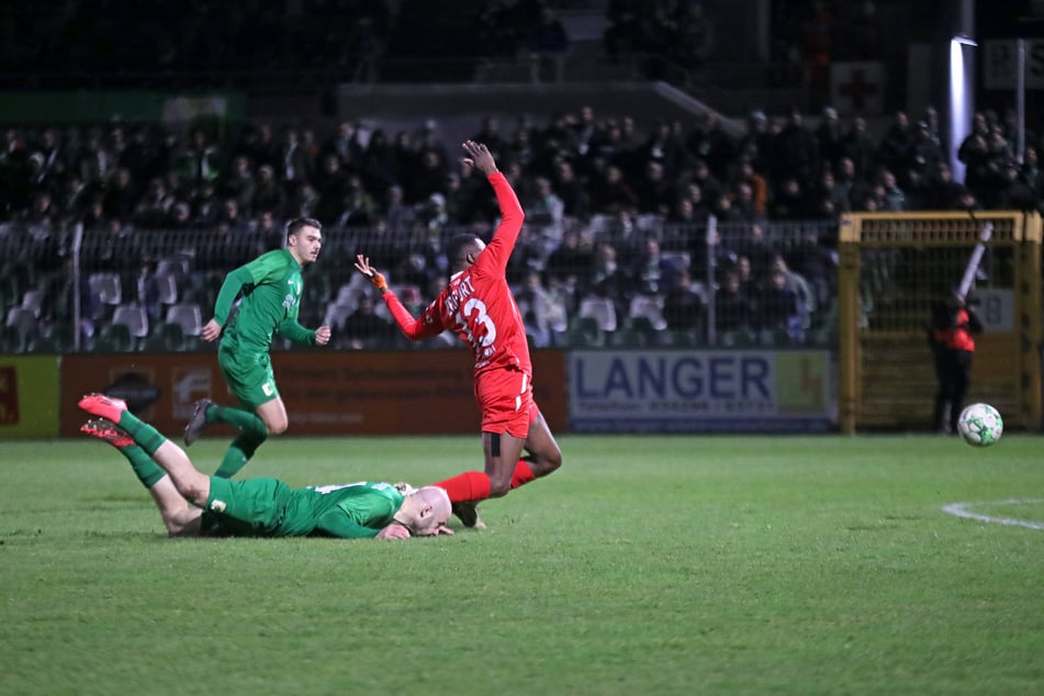 Mehrfach entschied Schiedsrichter Christian Allwardt bei eindeutigen Fouls nicht auf Erfurt Freistoß.