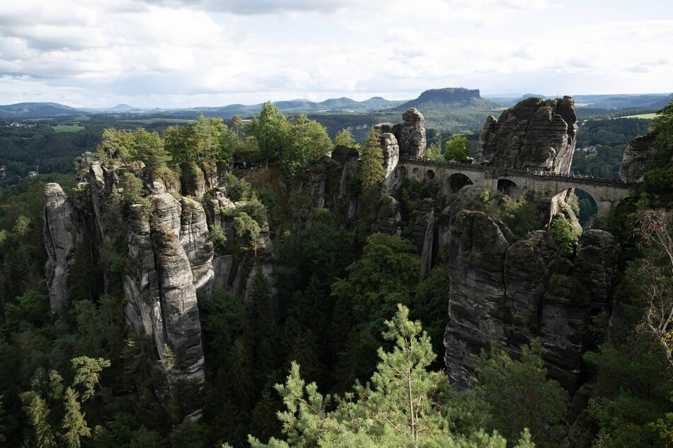 Wer die Bastei schon immer einmal in echt bewundern wollte, hat am Wochenende bei besten Wetterbedingungen die Chance dazu.