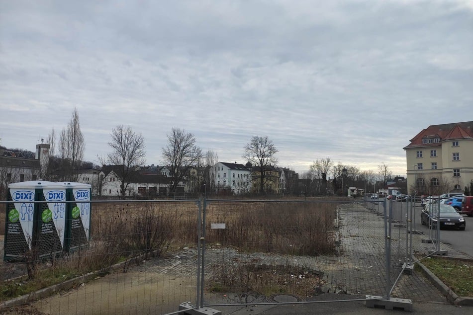 Auf dieser brachliegenden Fläche neben dem Rastplatz soll bald ein Supermarkt entstehen. Die Stadt hofft, dass die Fahrradständer dann häufiger genutzt werde.