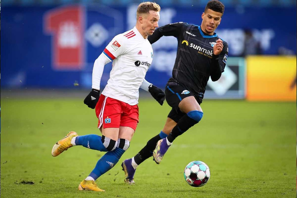 Im bislang letzten Duell ließ Sonny Kittel (28) dem SC Paderborn und Gegenspieler Chima Okoroji (24) keine Chance.