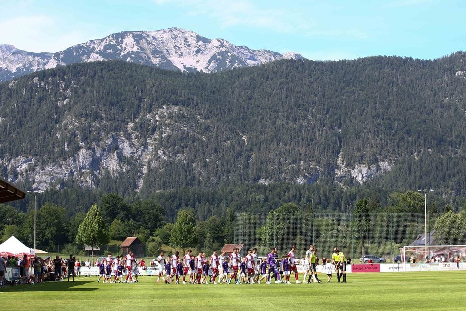 Testspiel vor Alpenpanorama. Dresden gewann vor dieser herrlichen Kulisse 5:0 gegen den Grazer AK.