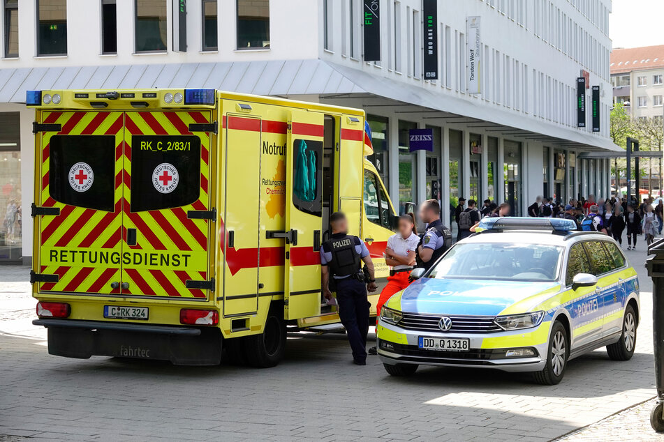 In der Nähe des Roten Turms in Chemnitz kam es am Montagnachmittag zu einer Schlägerei. Polizei- und Rettungskräfte waren vor Ort.