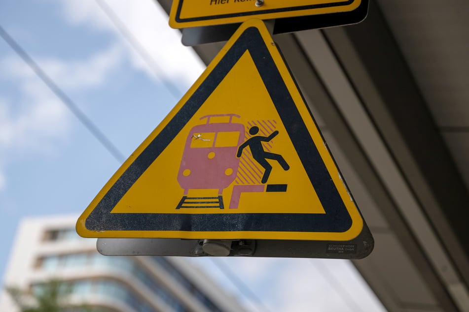 Ein Schild an einem S-Bahnsteig weist auf die Gefahr durch einfahrende Züge hin.