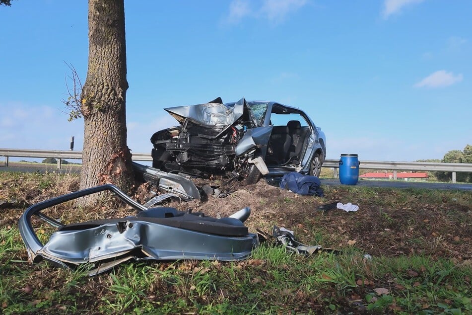 Der Skoda wurde durch den Aufprall enorm beschädigt.