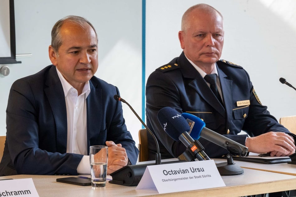 Oberbürgermeister Octavian Ursu (48, CDU) und Polizeirat Raik Schulze (59) erklärten am Freitag, wie es an der Unglücksstelle weitergehen soll.