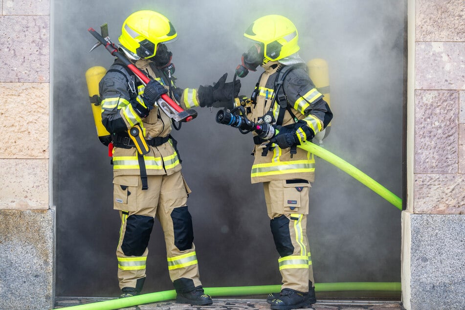 Für bessere Sichtbarkeit beim Einsatz hat sich die Feuerwehr für helle Anzüge entschieden.