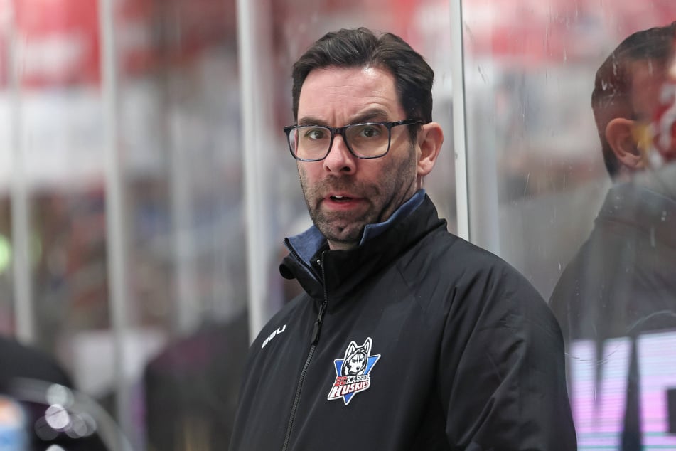 Gegen Todd Woodcroft (53) wurde nach dem Play-off-Spiel gegen die Lausitzer Füchse offenbar Strafanzeige erstattet.