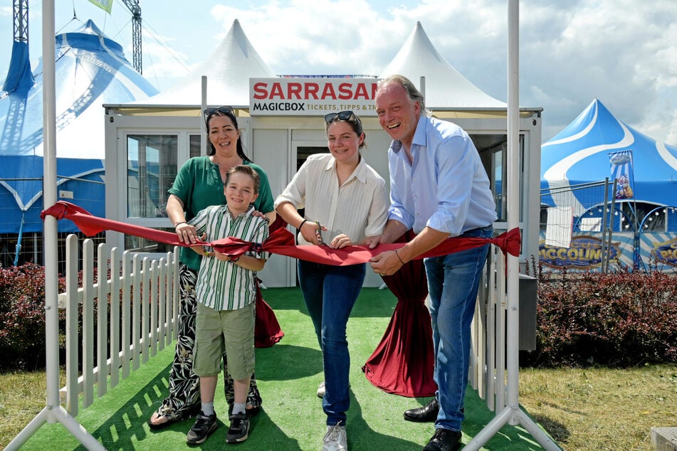 André Sarrasani (50, r.) und seine Lebensgefährtin Edith Slavova (44, l.) schneiden mit ihren Kindern Satin (18) und Noah (8) das Band zur "Sarrasani Magic Box" durch.