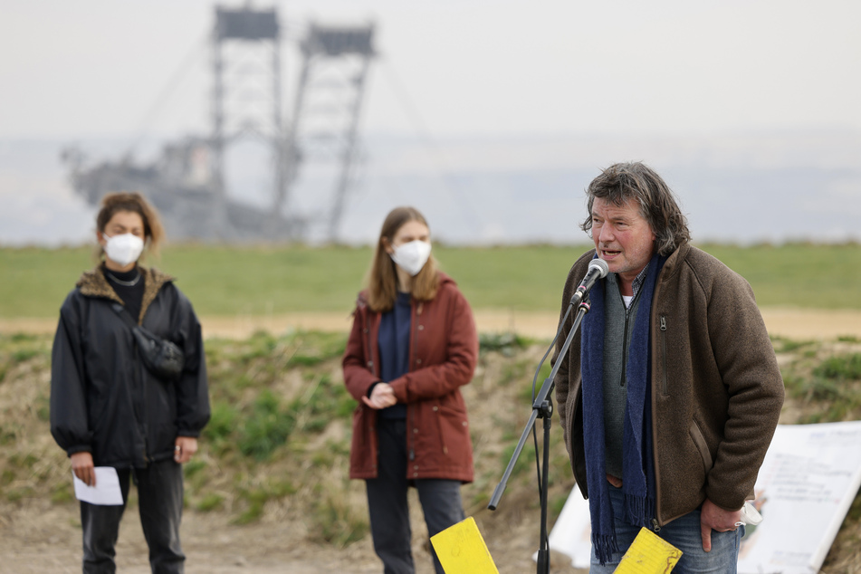 Landwirt Eckart Heukamp (r.), Jona Heidner ( "Ende Gelände", l.) und Pauline Brünger (Fridays for Future) bei einer Pressekonferenz zur aktuellen Situation vor Ort.