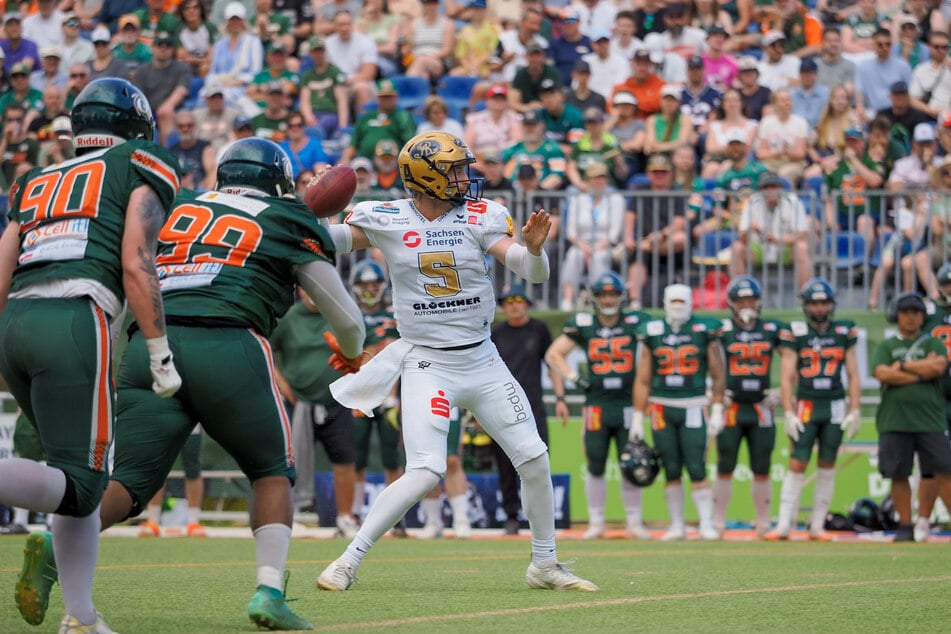 Dresdens Quarterback Rocky Lombardi (27, r.) machte unter Druck auch Fehler.