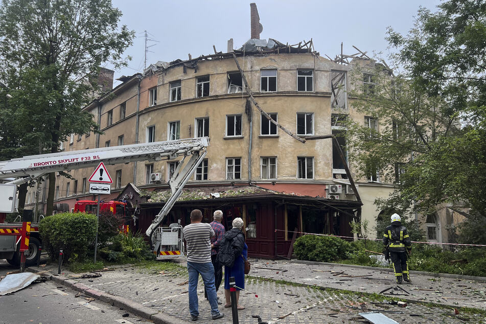 Bei einem russischen Raketenangriff auf Lwiw wurden viele Gebäude beschädigt, Menschen starben.