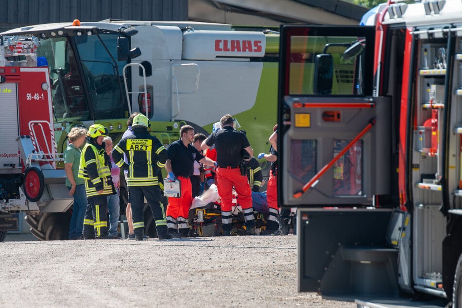 Einsatzkräfte von Feuerwehr und Rettungsdienst versorgen den verletzten Mann.