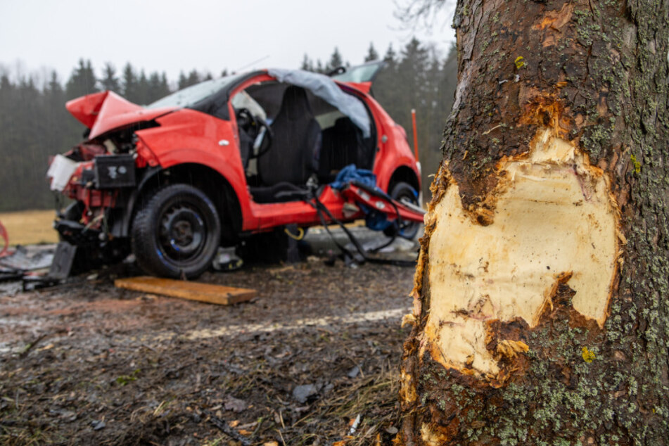 Auto kracht gegen Baum: Vollsperrung nach tödlichem Unfall