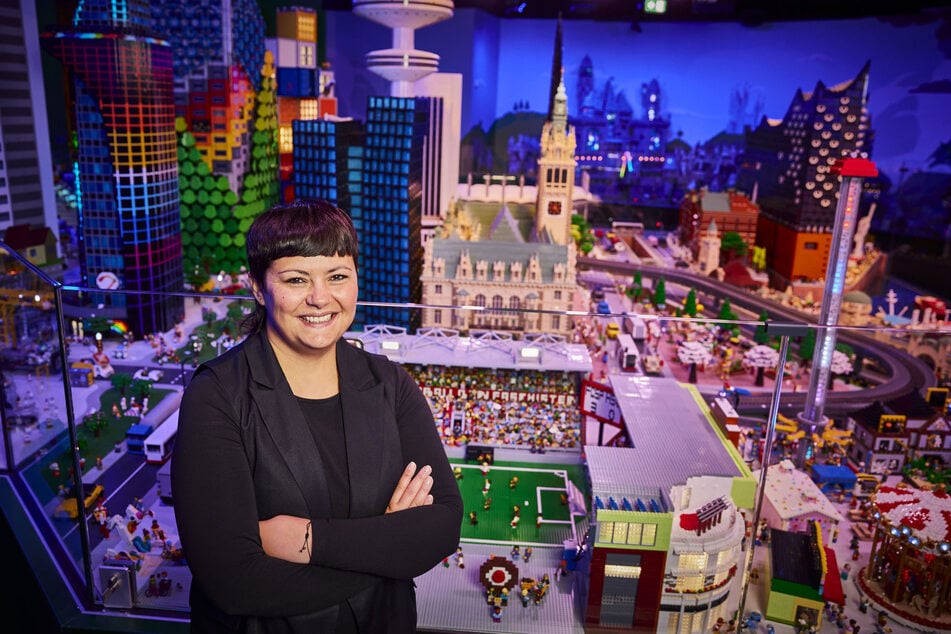 General Managerin Miriam Wolframm vor der MINI WORLD des LEGO Discovery Centre.