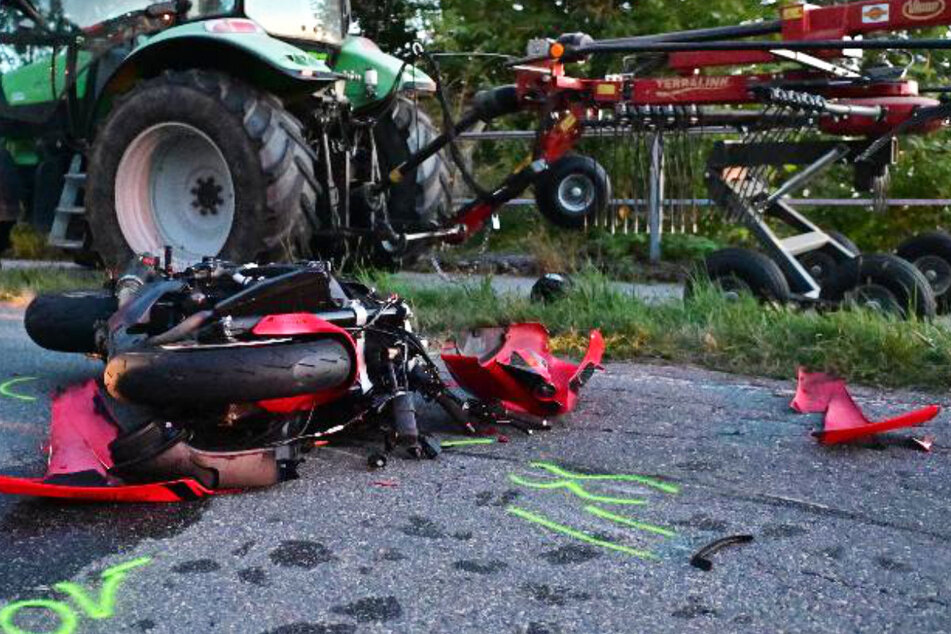 Das Motorrad des Mannes (†24) wurde bei dem heftigen Frontalzusammenstoß mit dem Traktor schwer beschädigt.