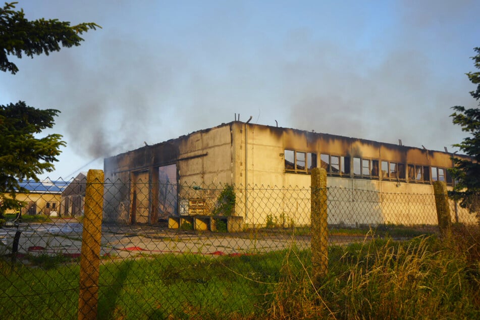 Der Brand an der Lagerhalle hat bereits deutliche Spuren hinterlassen.