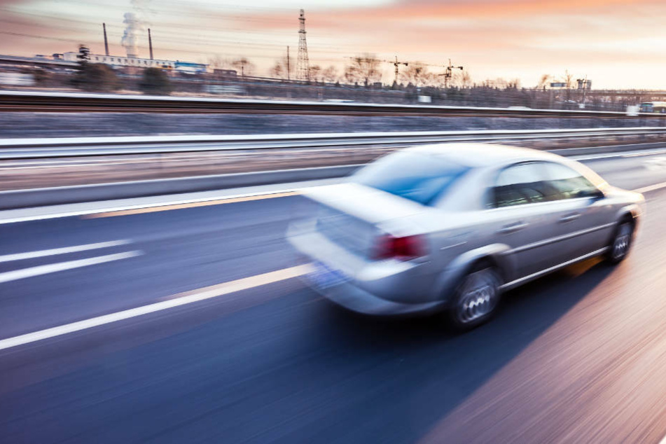 Der 36-Jährige konnte sein Auto trotz des geplatzten Reifens unter Kontrolle halten. (Symbolbild).