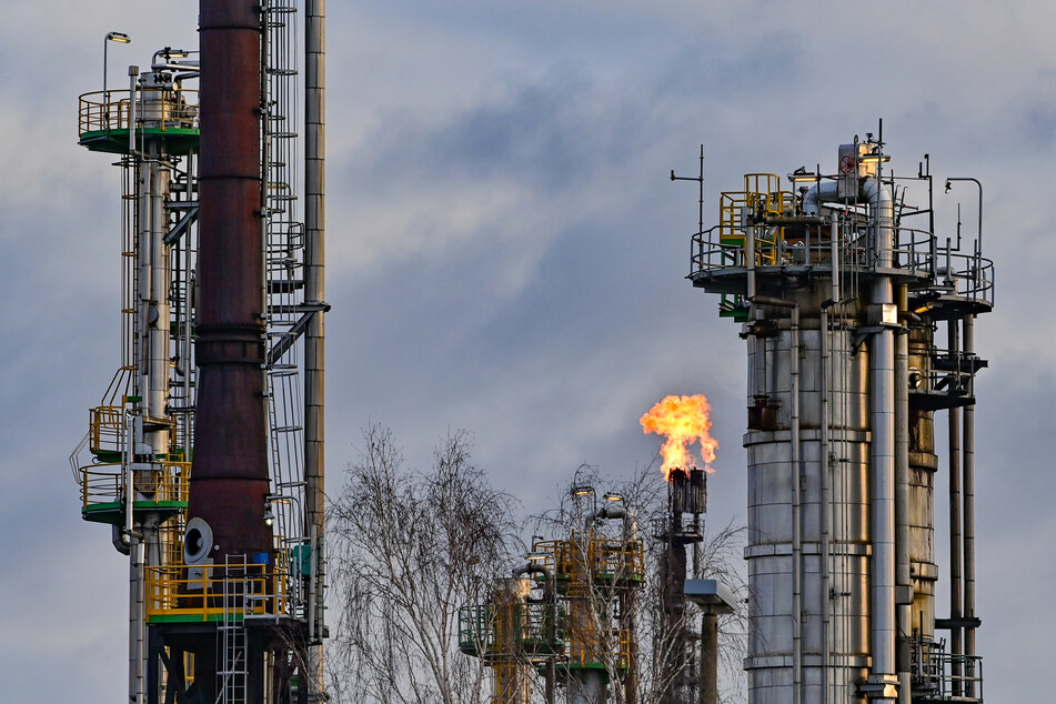 Die Internationale Energieagentur (IEA) will die Energie-Sorgen an den westlichen Märkten beruhigen und gibt 12 Millionen Barrel an Rohöl frei.