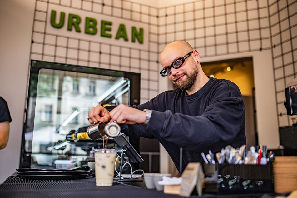 Wenn im "Urbean" viel los ist, steht auch Chef Niels Fritsch (33) hinterm Tresen und bereitet Kaffee-Spezialitäten zu.