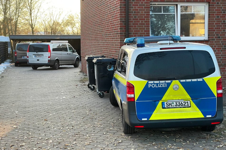 Auf einem Grundstück in Alt-Mölln kam es am Montag zu einem größeren Polizeieinsatz. Wurde dabei eine Leiche gefunden?