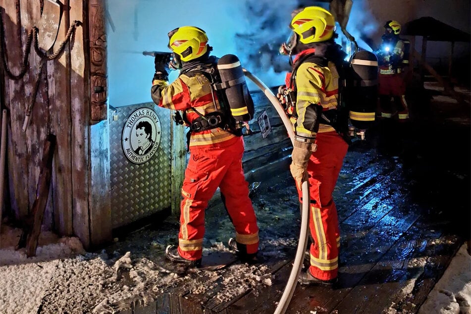 Einsatzkräfte der Feuerwehr löschten den Brand, konnten die Bar aber nicht retten.