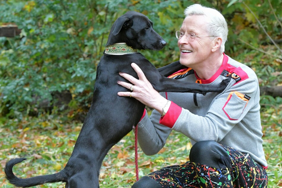 Ein Herz und eine Seele: Wolle Förster (70) mit seiner Tierheim-Hündin Leila.