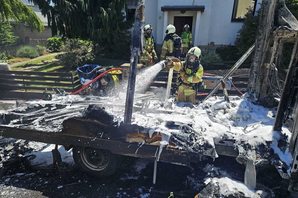 Mit Löschschaum bekämpften Kameraden der Berufsfeuerwehr den Brand.