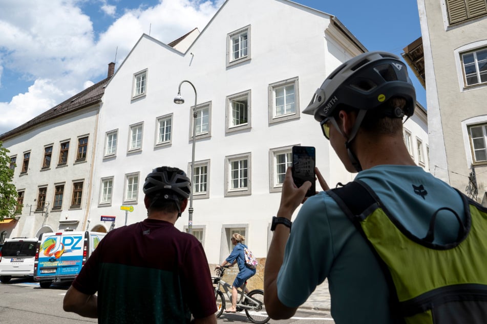 Staat steckt 20 Millionen Euro in Hitlers Geburtshaus: Jetzt hat dort eine Polizeistation eröffnet