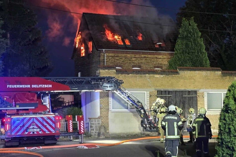 Gegen 22.30 Uhr kämpfte die Feuerwehr noch gegen die Flammen.