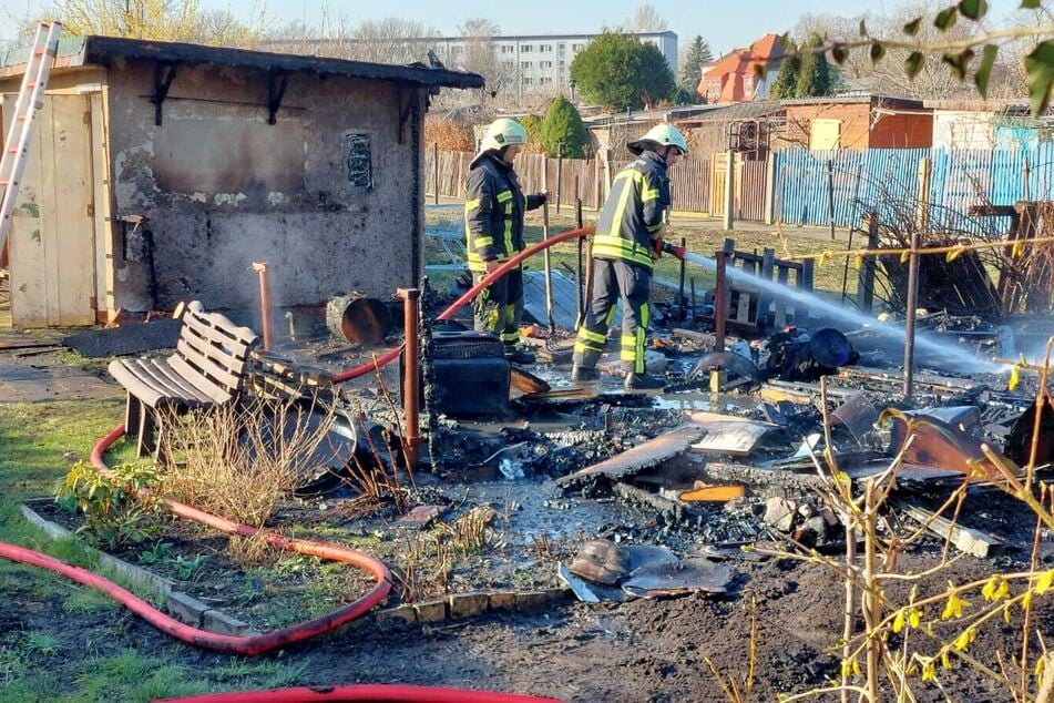 Leipzig: Brand bricht in Kleingartenanlage aus: Straßensperrung in Leipzig-Ost