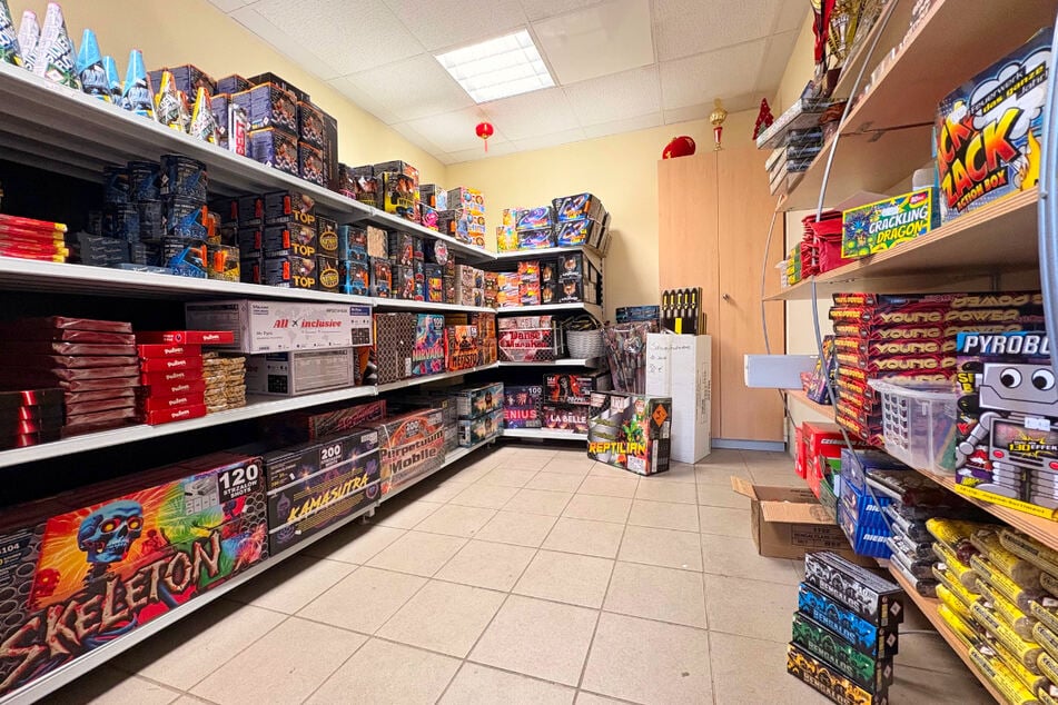 Ab Montag (29.12.) beginnt bei Feuerwerke Mathias Kürbs in Dohma bei Pirna der Silvesterverkauf mit Knallzeug in vielen Varianten.