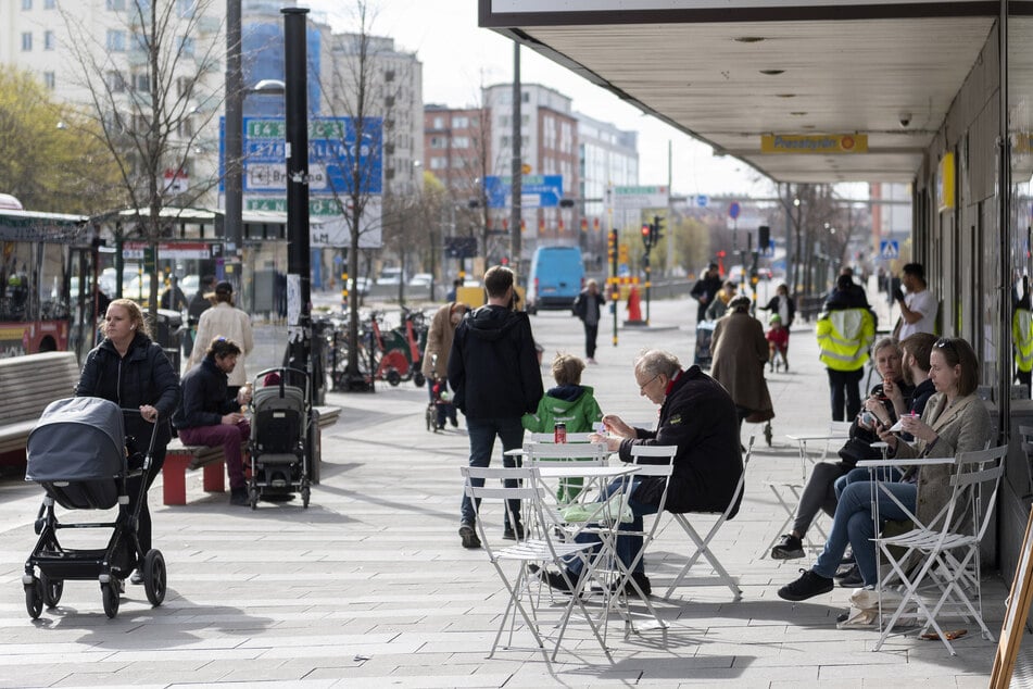 Menschen sitzen im Stadtzentrum vor einem Eiscafe. Einige Restaurants haben nun aber dicht, weil sie sich nicht an die Auflagen in der Corona-Krise gehalten haben.