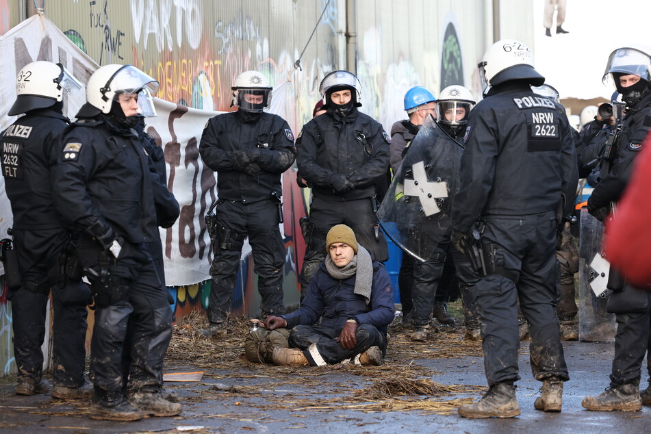 NRW-Innenminister Herbert Reul (CDU) rät den Aktivisten "woanders" zu demonstrieren und die Polizei nicht bei ihrer Arbeit zu stören.