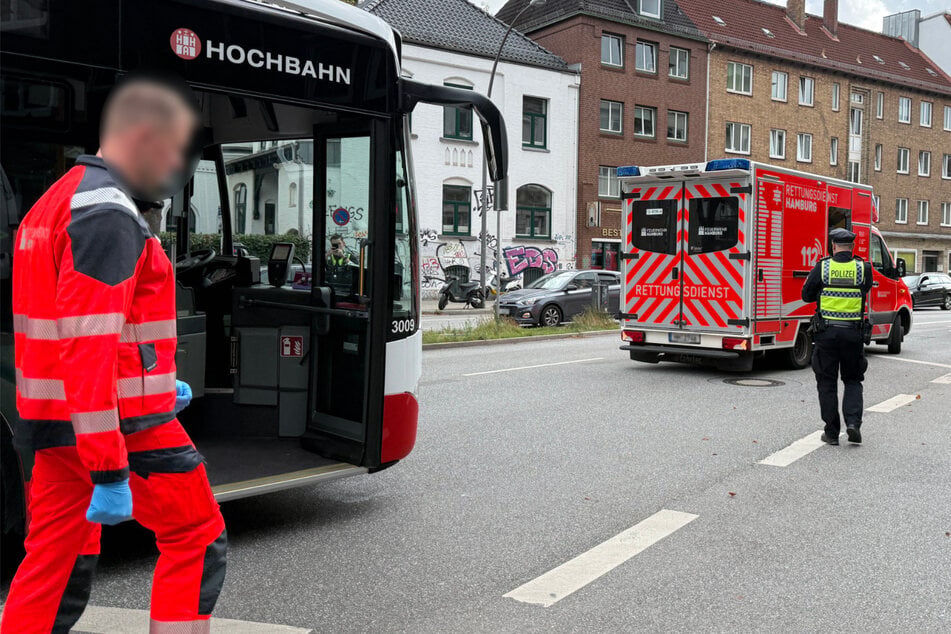 Linienbus muss plötzlich abbremsen: Mindestens zwei Personen verletzt