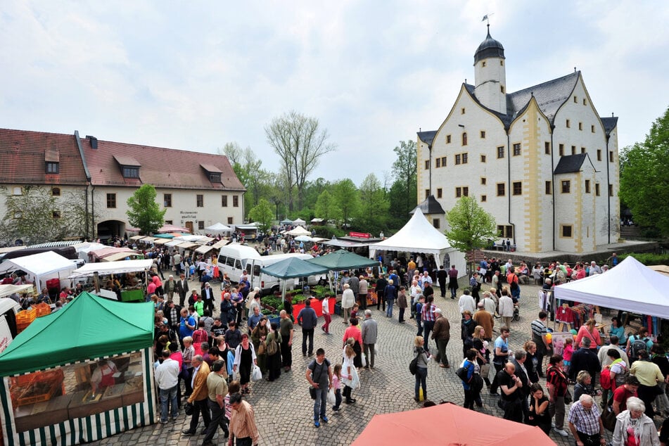 Alljährlich wird die Naturmarktsaison im Wasserschloß Klaffenbach am 1. Mai eröffnet.