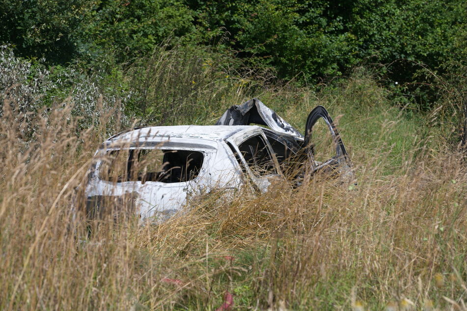 In diesem Auto bei Nordhausen (Thüringen) fand die Feuerwehr eine Leiche. Die Polizei ermittelt nun zur Todesursache.