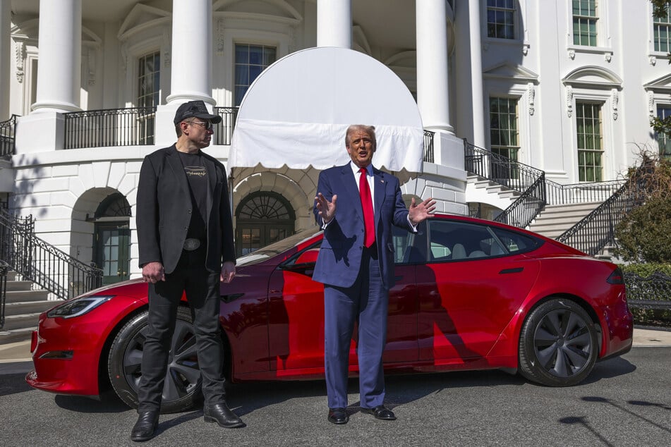 Damals waren sie noch "Bros": US-Präsident Donald Trump (78, r.) warb im März direkt vor dem Weißen Haus für die Autos von Elon Musk (53, l.). (Archivfoto)
