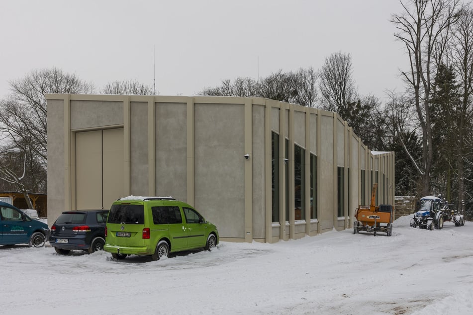 Seit August 2025 ist die Halle fertig - zuvor waren die Skulpturen und Fragmente in Außenlagern untergestellt.