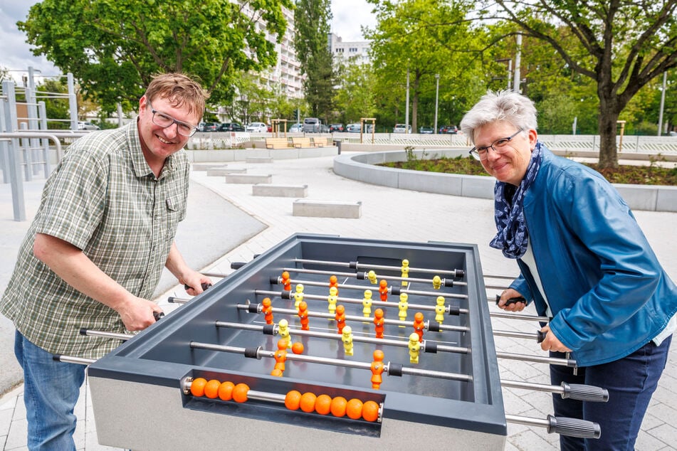 Neues Areal am Straßburger Platz: Dorit Lehmann (59, Amt für Stadtgrün und Abfallwirtschaft) und Florian Ehrler (46, Landschaftsarchitekt) probierten am Mittwoch den Kicker-Tisch aus.