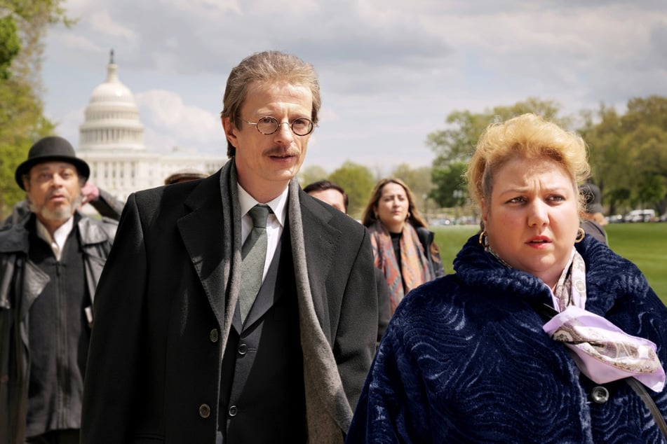 Bernhard Docke (Alexander Scheer) und Rabiye Kurnaz (Meltem Kaptan) auf ihrem Schweigemarsch in Washington.