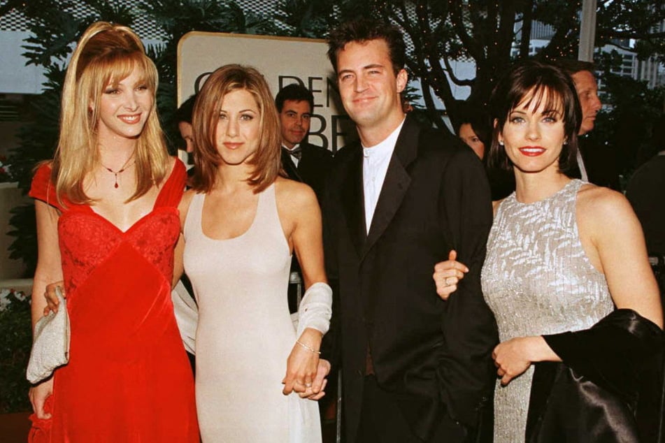 Lisa Kudrow (l.) stand unter anderem mit Jennifer Aniston (57), Matthew Perry (†54) und Courtney Cox (61, r.) vor der Kamera.